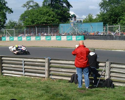 0028 Chris Walker at Lodge.jpg - Chris Walker at LodgeEnjoying it on this lap. On the last lap he didn't enjoy it quite so much - he and Neil Hodgson finished in the gravel on the far side. Race 2 result: Reynolds, Haydon, MacKenzie.